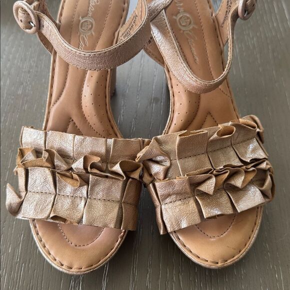 Born Elegant Metallic Tan Leather Wedge Sandals Slingback Comfort Shoes Size 7M - Picture 5 of 12